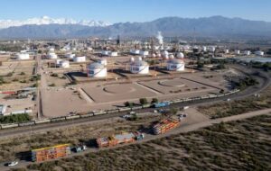 YPF y Petronas realizarán una inversión de 30 mil millones de dólares.