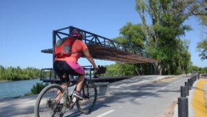 Se busca que los turistas recorran los ríos Limay y Neuquén usando las bicisendas.