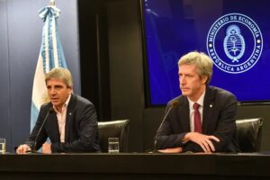 Luis Caputo y Santiago Bausili anunciaron en conferencia de prensa la "emisión cero".