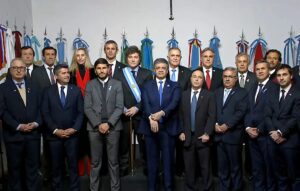 El presidente, Javier Milei, junto a los 18 gobernadores que firmaron el Pacto de mayo.