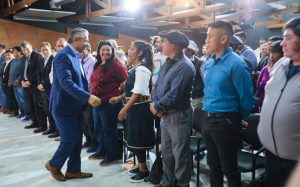 El gobernador Figueroa junto a crianceros de todo Neuquén.