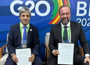 El ministro de Economía argentino, Luis Caputo, y el de Energía de Brasil, Alexandre Silveira.