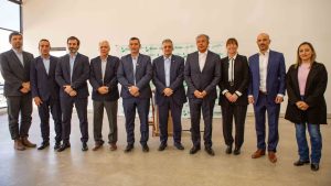 El gobernador Figueroa, junto al intendente de Añelo y autoridades de YPF.